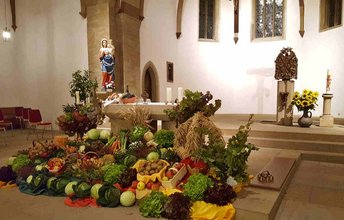 Altar in der Kirche St. Martin in Niederkirchen. Davor sind Gemüse und Obst als Erntedankgaben aufgestellt.