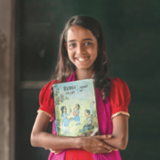 Hier ist die zwölfjährige Nour aus Bangladesch zu sehen.