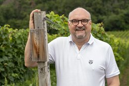 Pfarrer Bernhard Braun von einem Weinberg des Pfarrweinguts